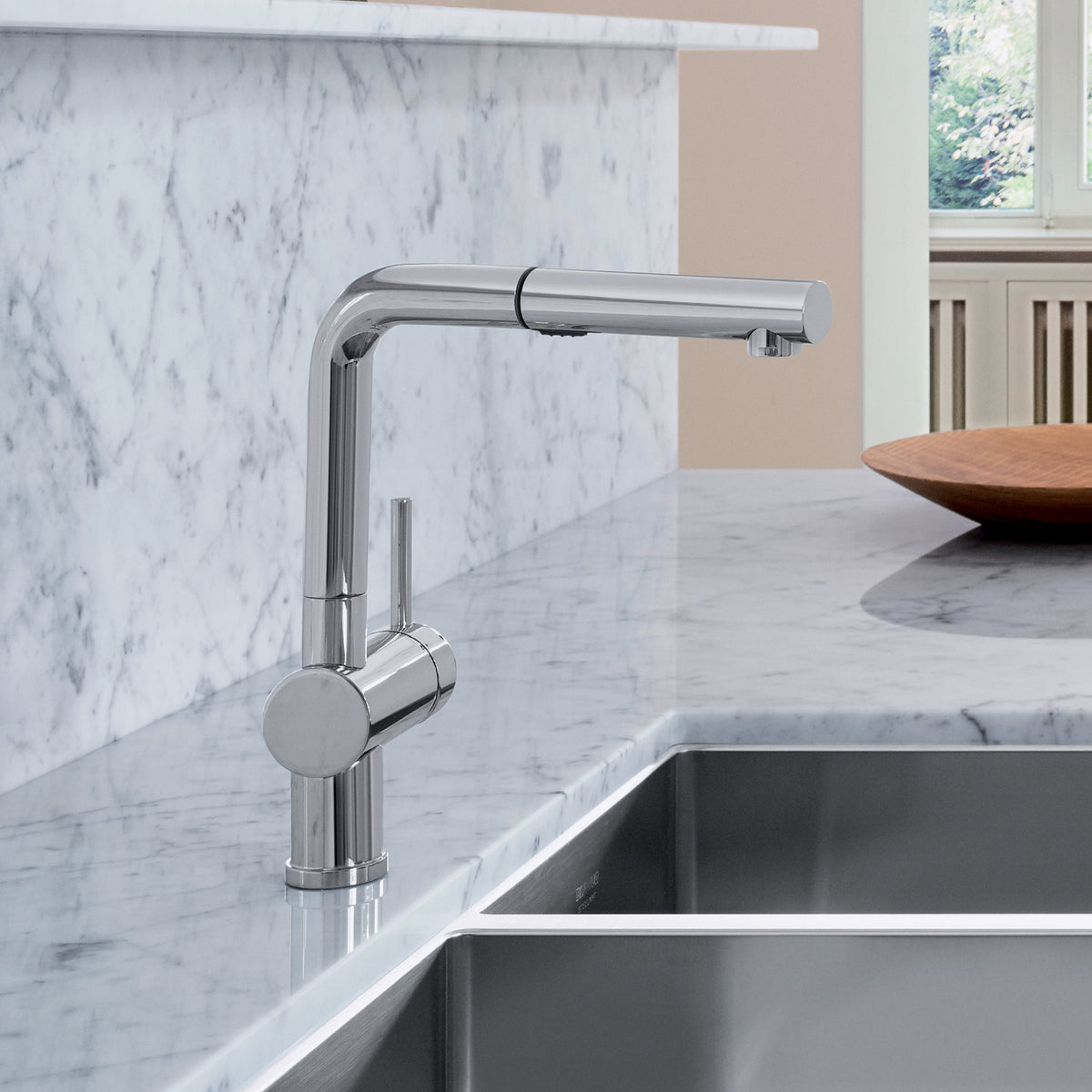 Linus Single Hole Pull Out Kitchen Faucet in Chrome