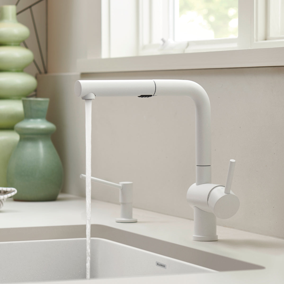 Linus Single Hole Pull Out Kitchen Faucet in White