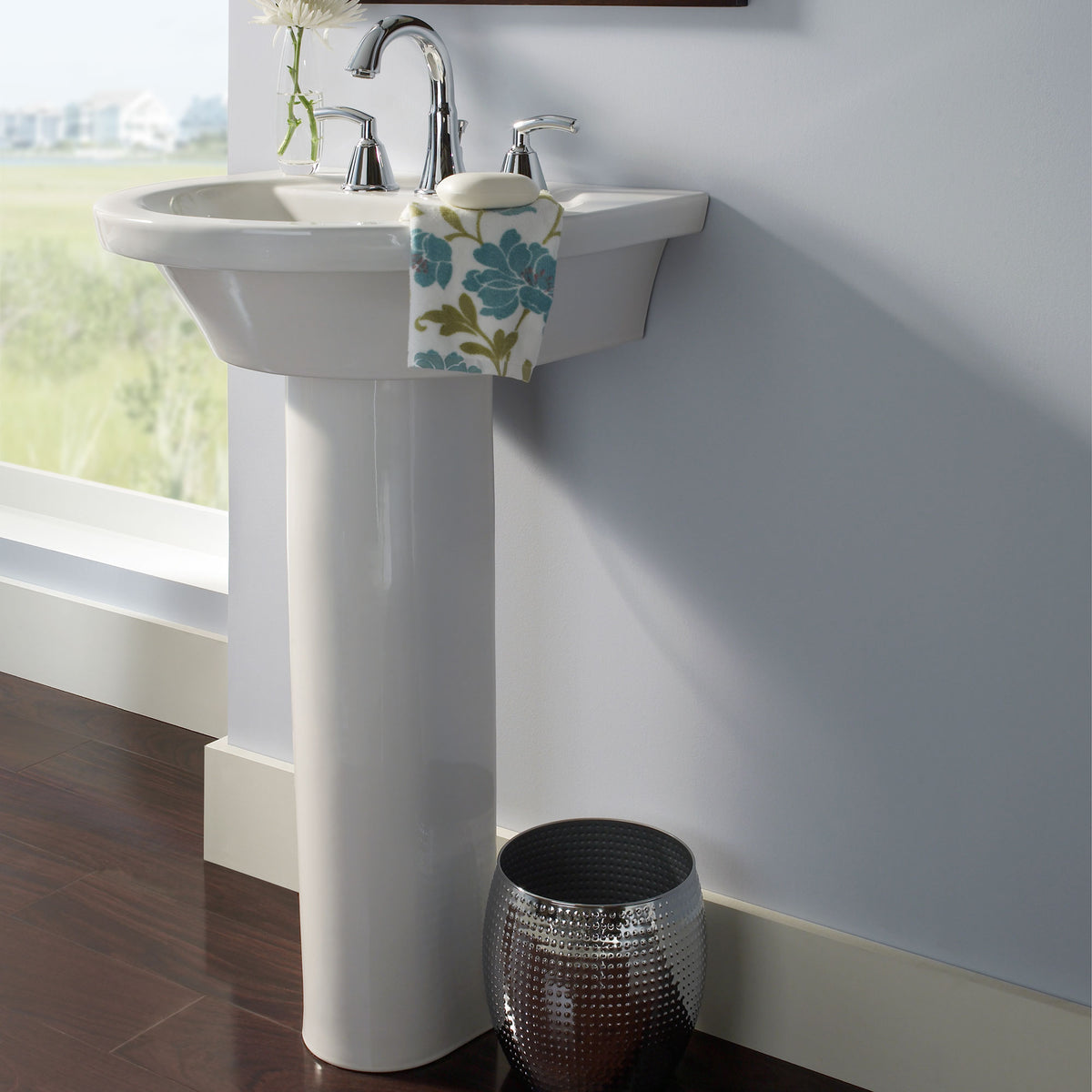 Tropic Petite 21x18-1/2 Pedestal Sink in White w/8" Fct Cntr