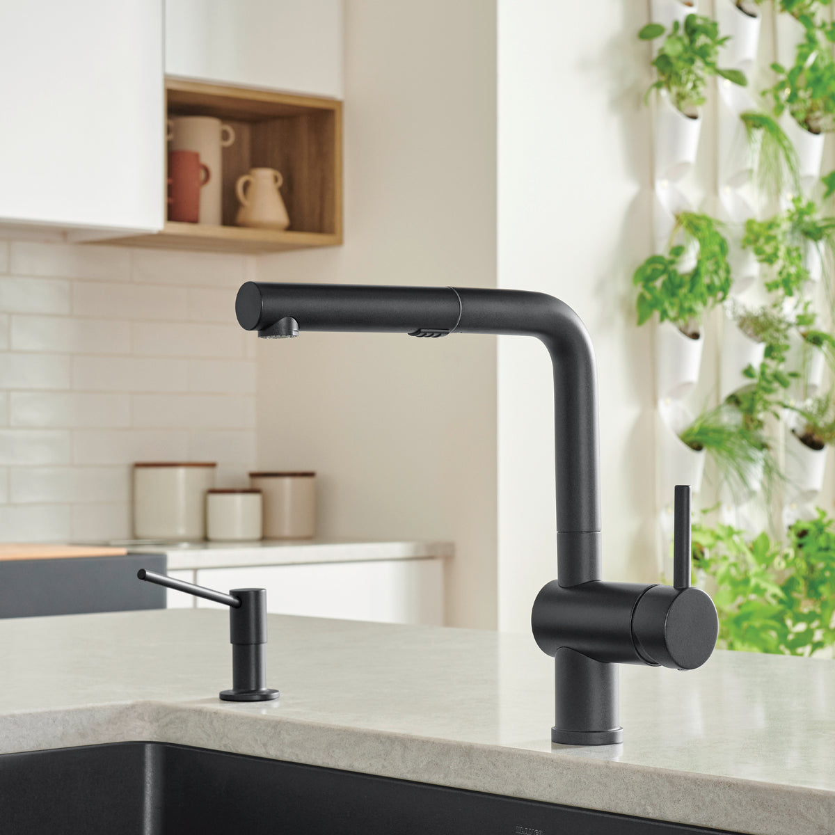 Linus Single Hole Pull Out Kitchen Faucet in Coal Black