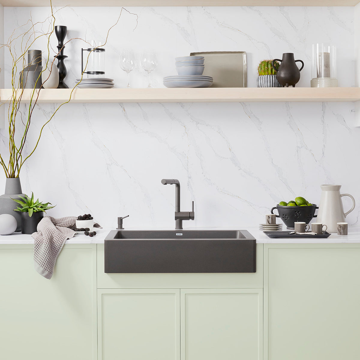 Linus Single Hole Pull Out Kitchen Faucet in Cinder